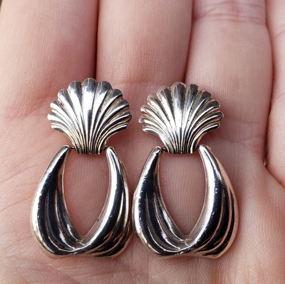 Botticelli Venus Sterling Silver Clamshell Earrings - Picture 2 of 4